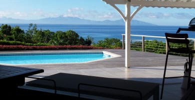 Vue sur la mer et la piscine depuis la terrasse de la Villa Inattendue en location