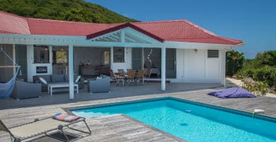 Vue de la Villa Salvatore et sa piscine privée en location