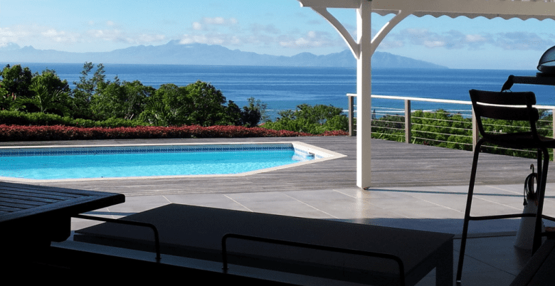 Vue sur la mer et la piscine depuis la terrasse de la Villa Inattendue en location